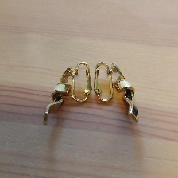 Vtg. Retro Enameled Ribbon flowing Gold tone,black & cream clip on earrings - Picture 2 of 8